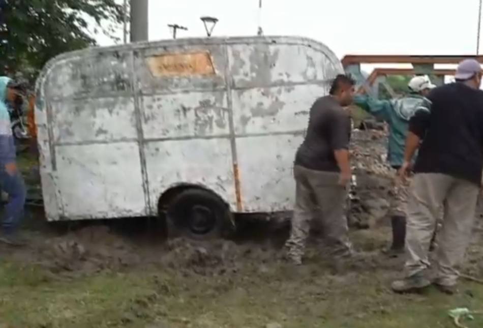 La crecida y la furia del agua del río Vaqueros arrasaron una parte clave de la obra del nuevo puente que lo unirá con Salta