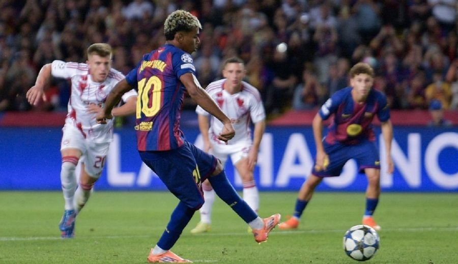 Lamine Yamal con Barcelona en la UEFA Champions League