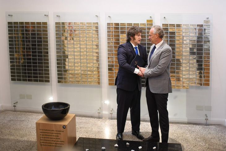 Javier Milei junto al presidente del Museo del Holocausto, Marcelo Mindlin.
